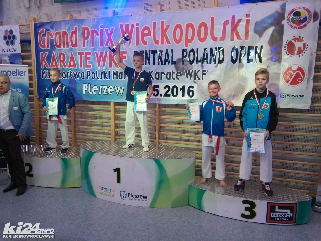 Młodzi karatecy z medalami