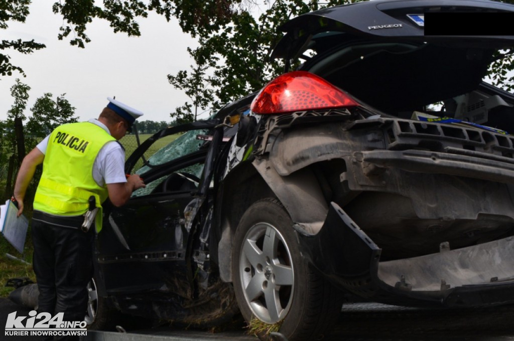 Śmiertelny wypadek.  Peugeot wjechał w drzewo