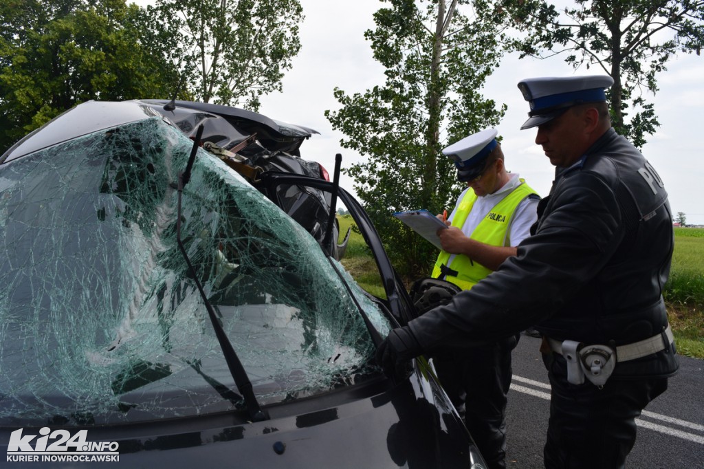 Śmiertelny wypadek.  Peugeot wjechał w drzewo