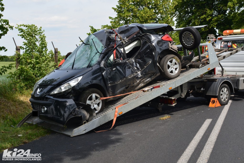 Śmiertelny wypadek.  Peugeot wjechał w drzewo