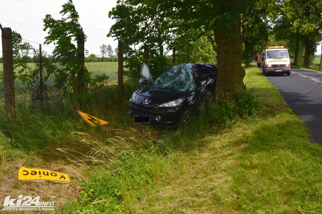 Śmiertelny wypadek.  Peugeot wjechał w drzewo