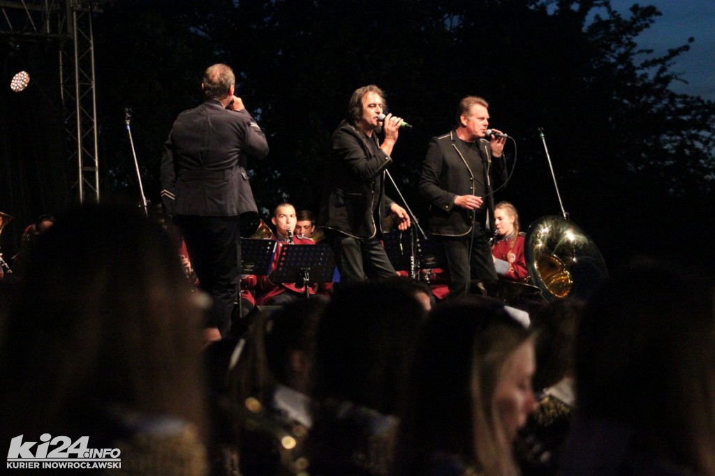 Nocny koncert orkiestr pod inowrocławskim tężniami