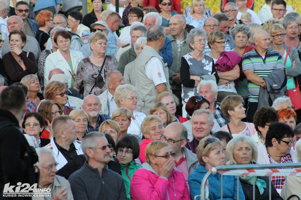 Nocny koncert orkiestr pod inowrocławskim tężniami