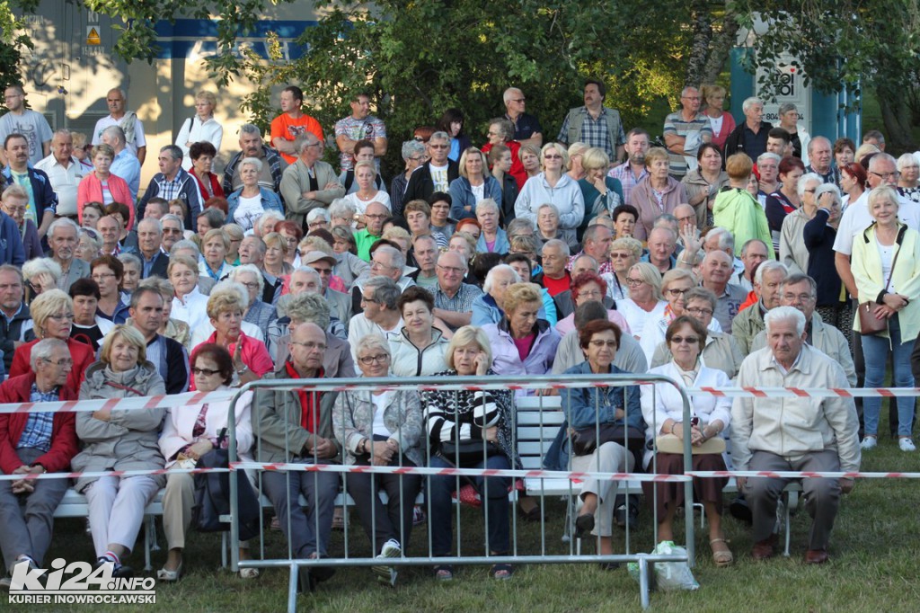 Nocny koncert orkiestr pod inowrocławskim tężniami
