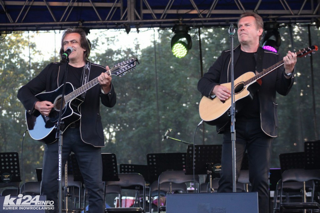 Nocny koncert orkiestr pod inowrocławskim tężniami