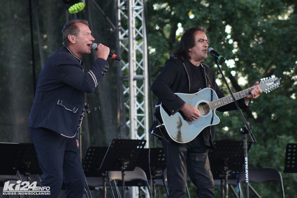 Nocny koncert orkiestr pod inowrocławskim tężniami