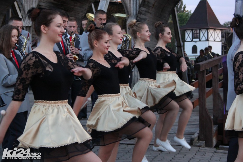 Nocny koncert orkiestr pod inowrocławskim tężniami