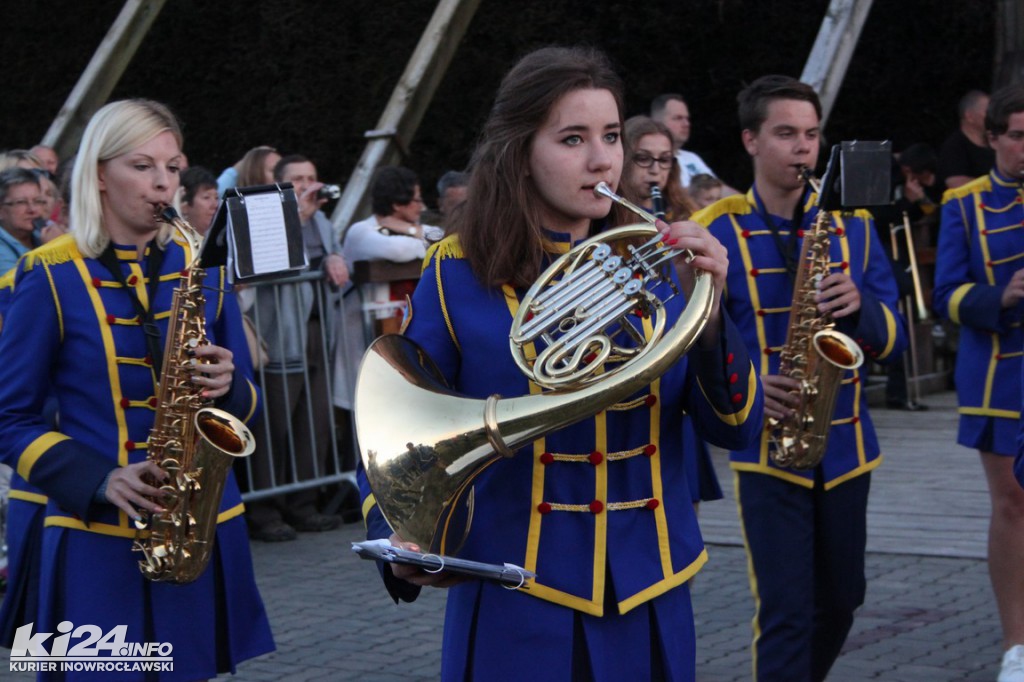 Nocny koncert orkiestr pod inowrocławskim tężniami