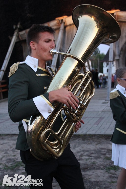 Nocny koncert orkiestr pod inowrocławskim tężniami