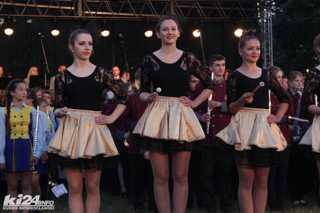 Nocny koncert orkiestr pod inowrocławskim tężniami