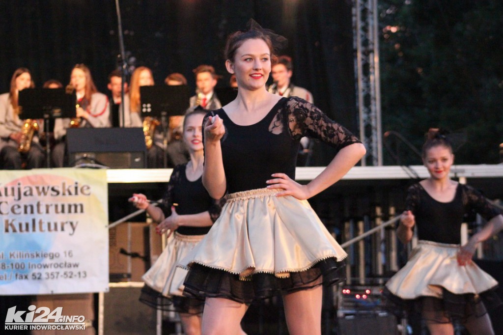 Nocny koncert orkiestr pod inowrocławskim tężniami