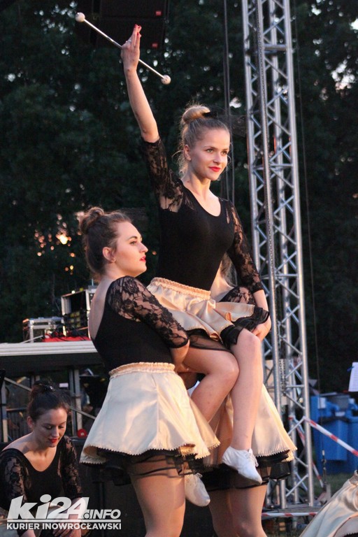 Nocny koncert orkiestr pod inowrocławskim tężniami