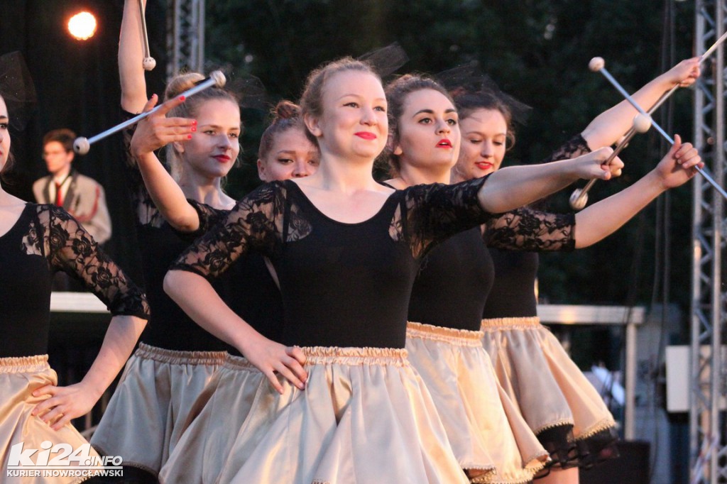 Nocny koncert orkiestr pod inowrocławskim tężniami