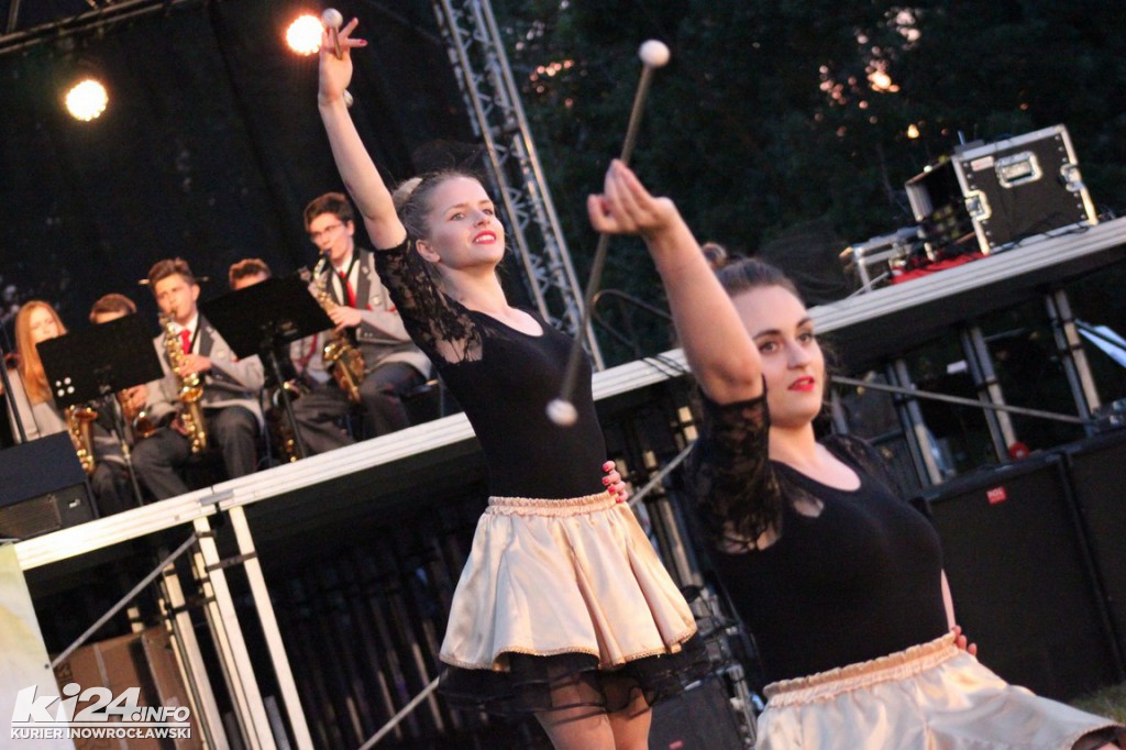 Nocny koncert orkiestr pod inowrocławskim tężniami