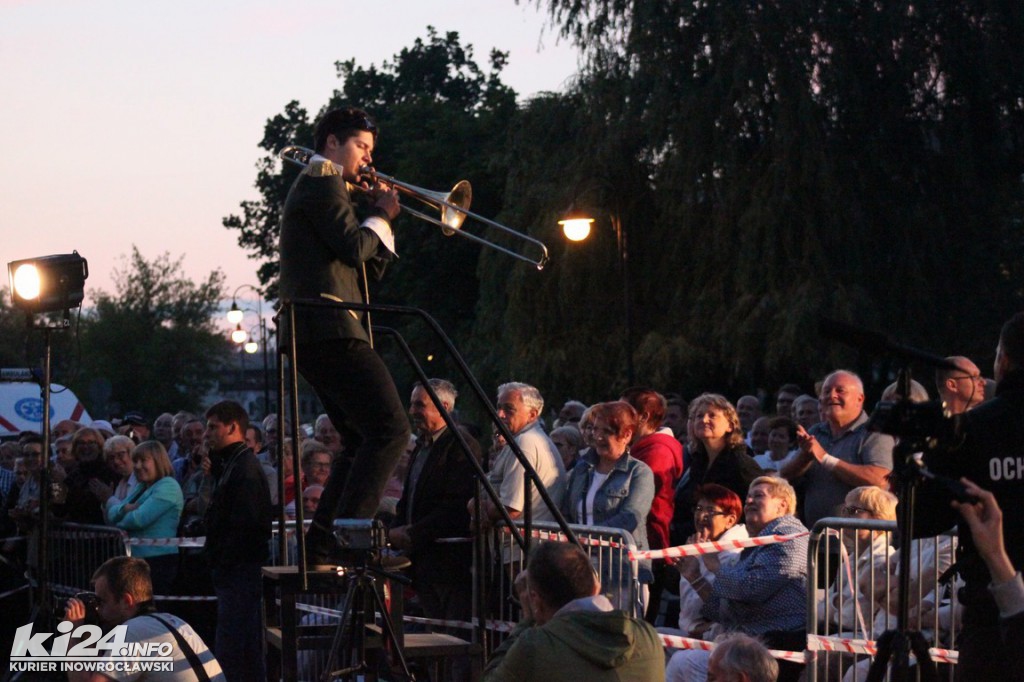 Nocny koncert orkiestr pod inowrocławskim tężniami