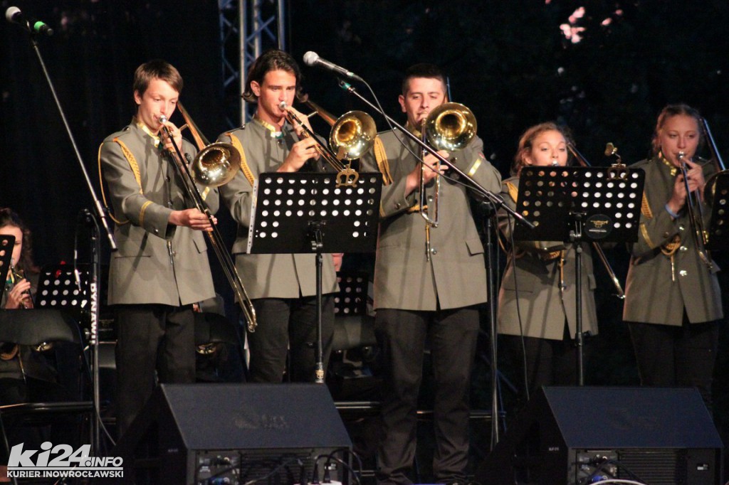 Nocny koncert orkiestr pod inowrocławskim tężniami