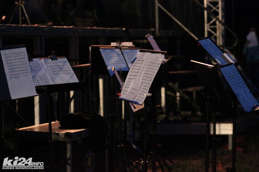 Nocny koncert orkiestr pod inowrocławskim tężniami