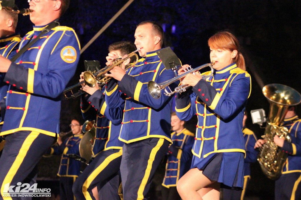 Nocny koncert orkiestr pod inowrocławskim tężniami