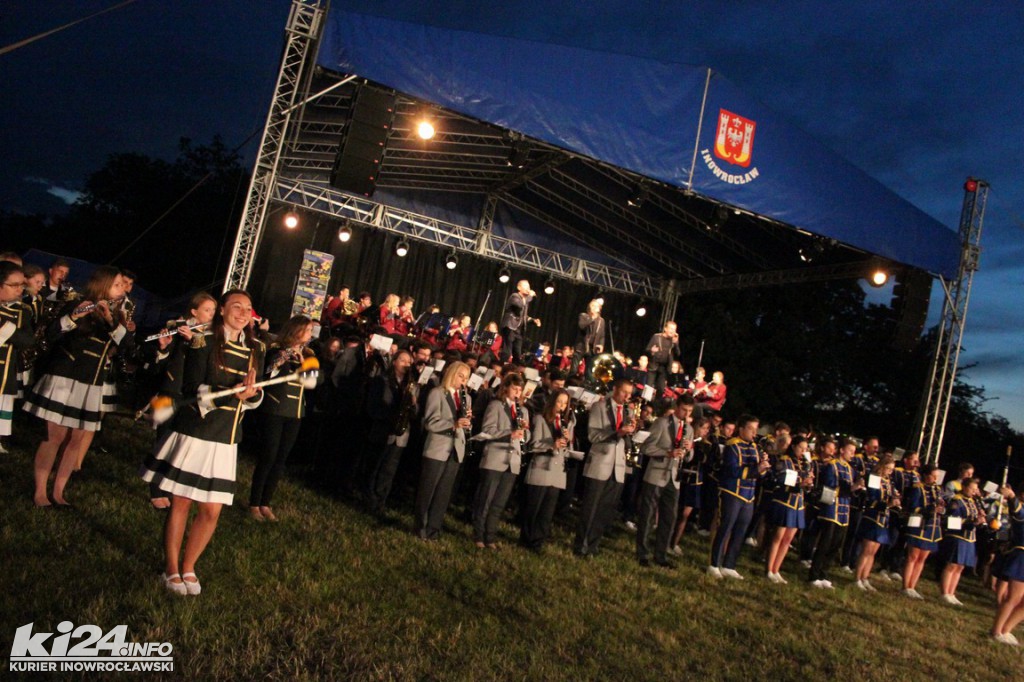 Nocny koncert orkiestr pod inowrocławskim tężniami