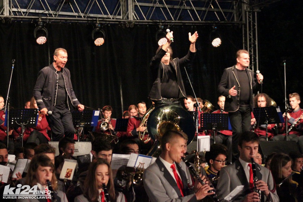 Nocny koncert orkiestr pod inowrocławskim tężniami