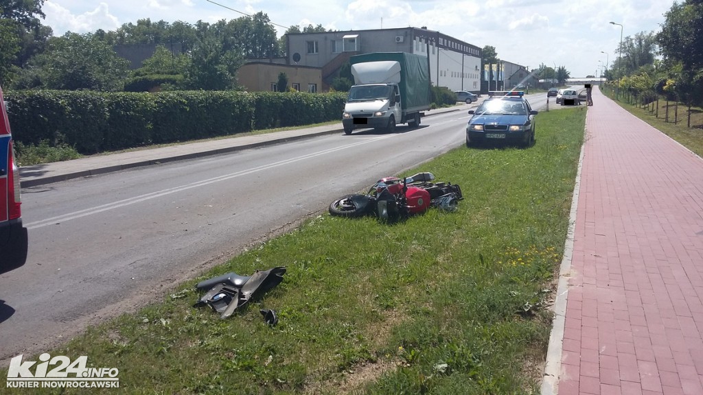 Motocyklista wywrócił się na motorze. Prowadził po alkoholu