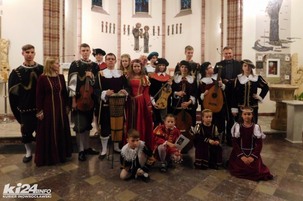 Młodzi artyści śpiewali nad morzem