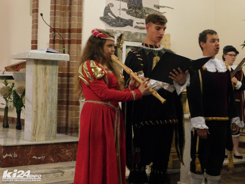 Młodzi artyści śpiewali nad morzem