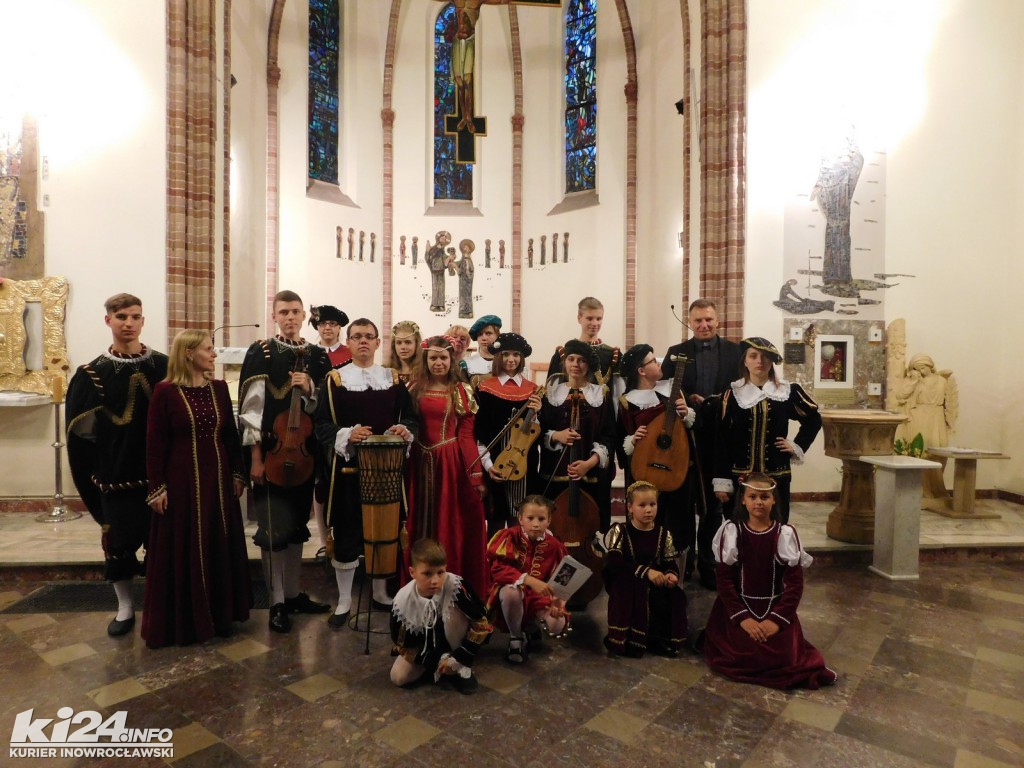 Młodzi artyści śpiewali nad morzem