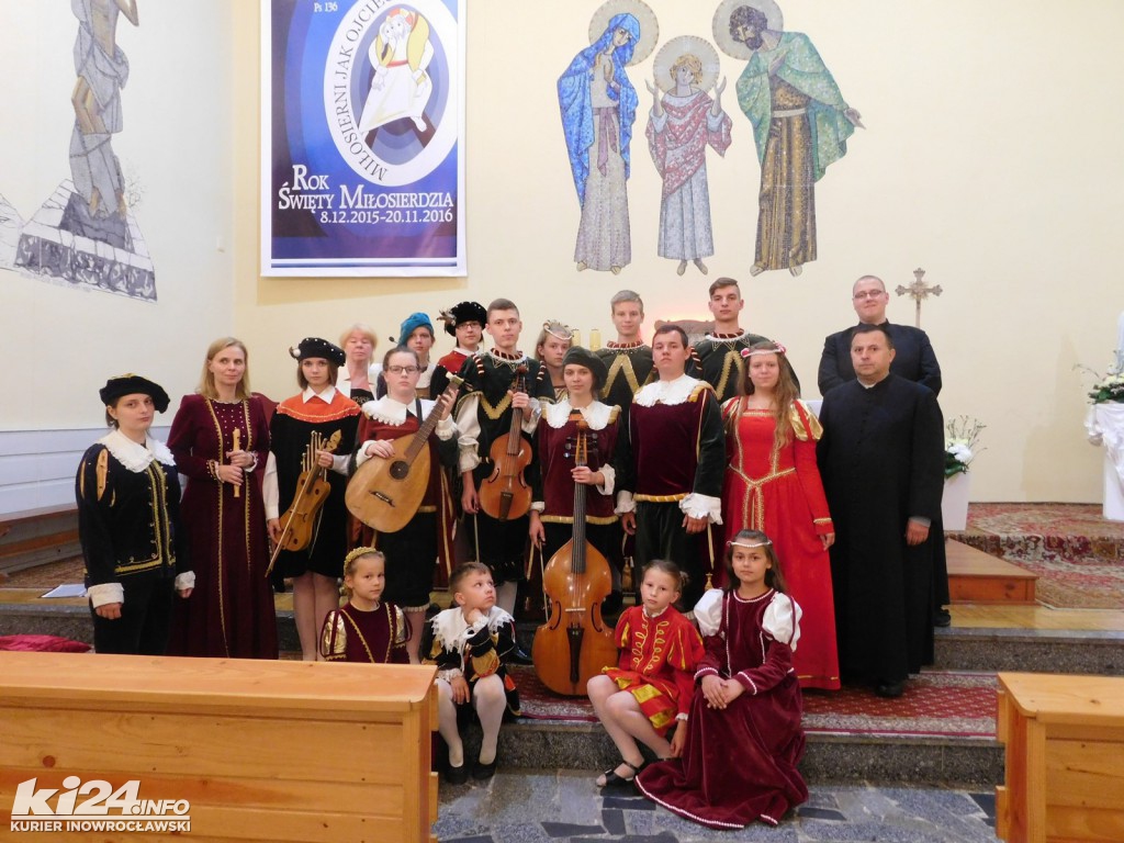 Młodzi artyści śpiewali nad morzem