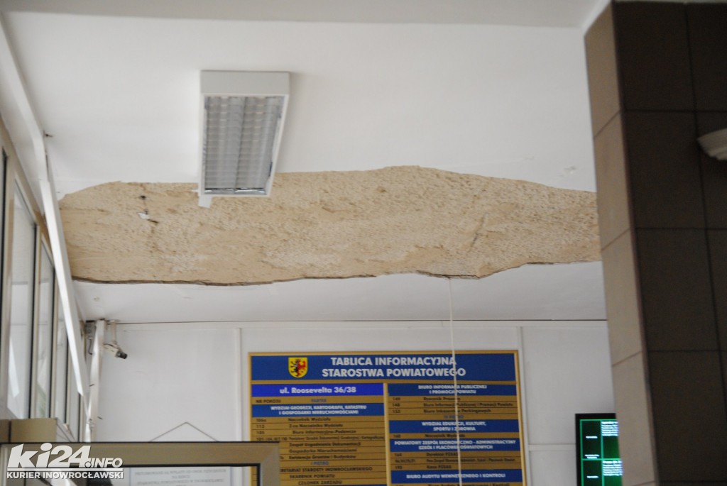 Wypadek w ratuszu. Na ludzi spadł tynk