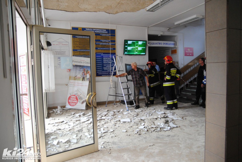 Wypadek w ratuszu. Na ludzi spadł tynk
