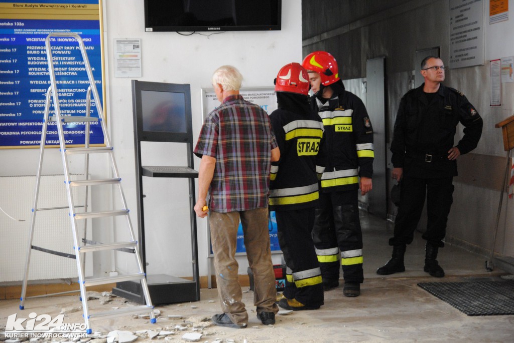 Wypadek w ratuszu. Na ludzi spadł tynk
