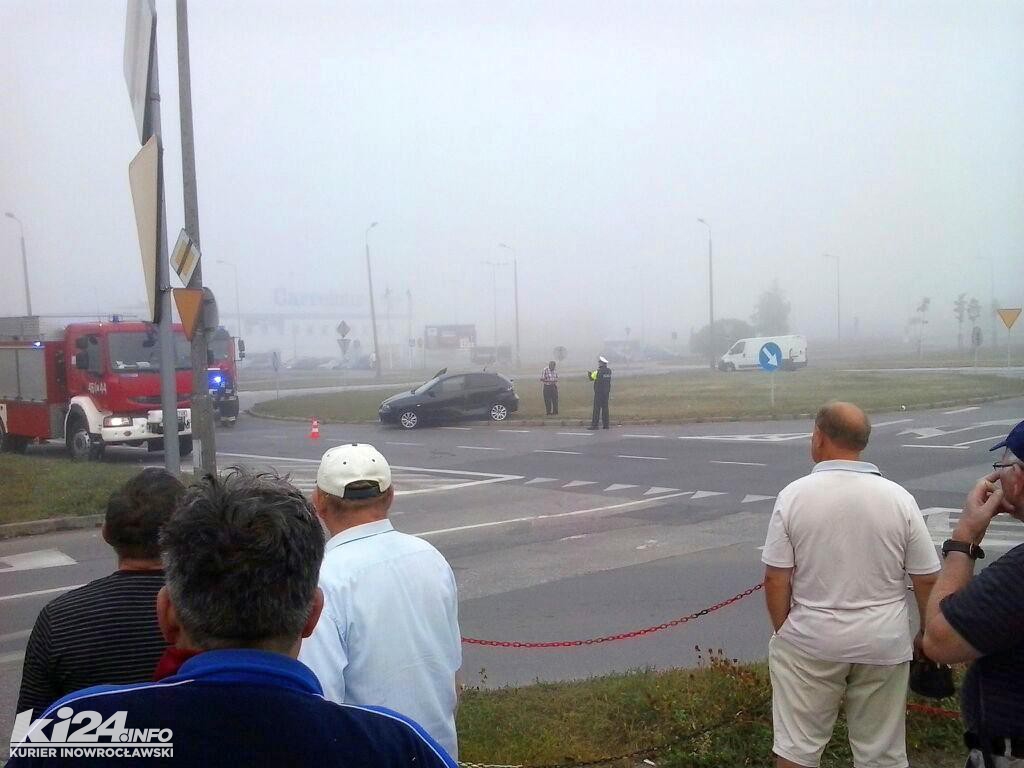Poranna kraksa przy Carrefour