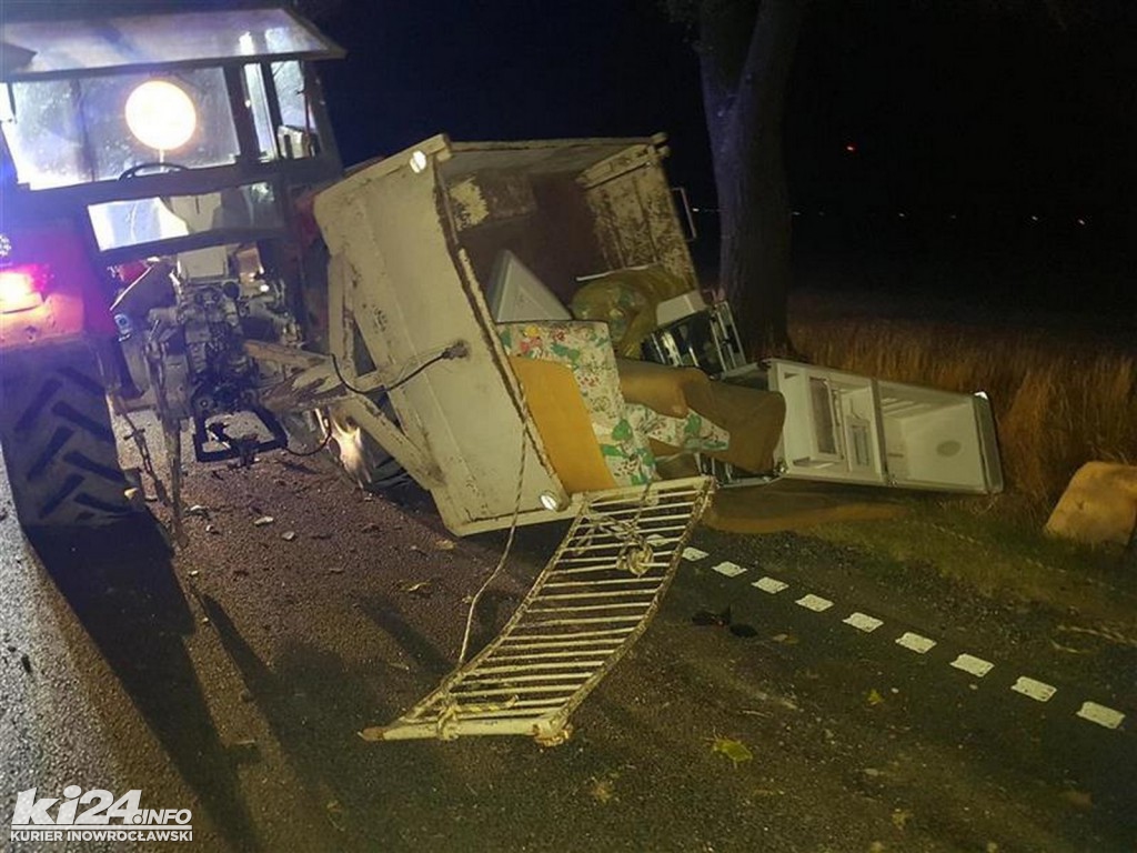 Osobówka zderzyła się z ciągnikiem rolniczym