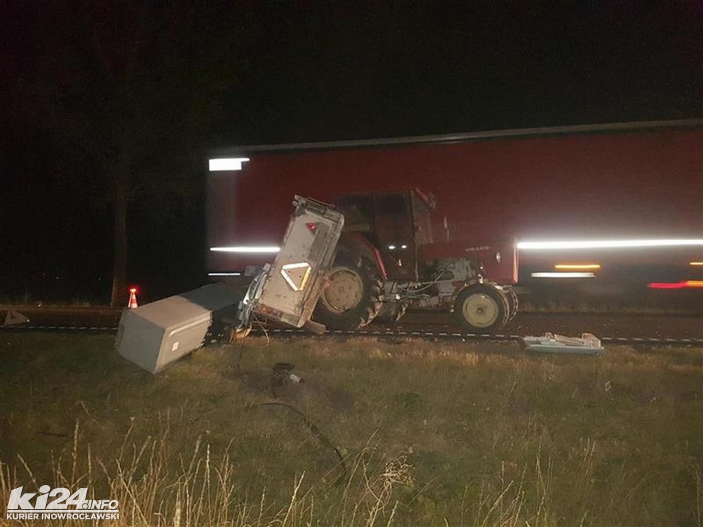 Osobówka zderzyła się z ciągnikiem rolniczym