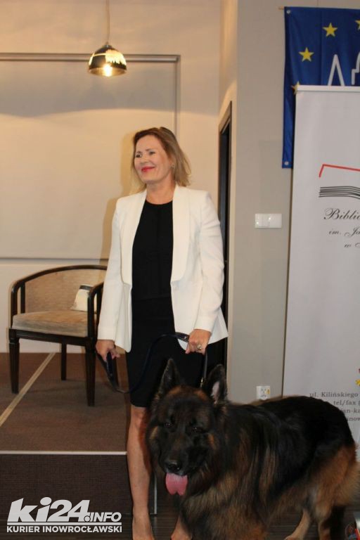 Grażyna Szapołowska w bibliotece
