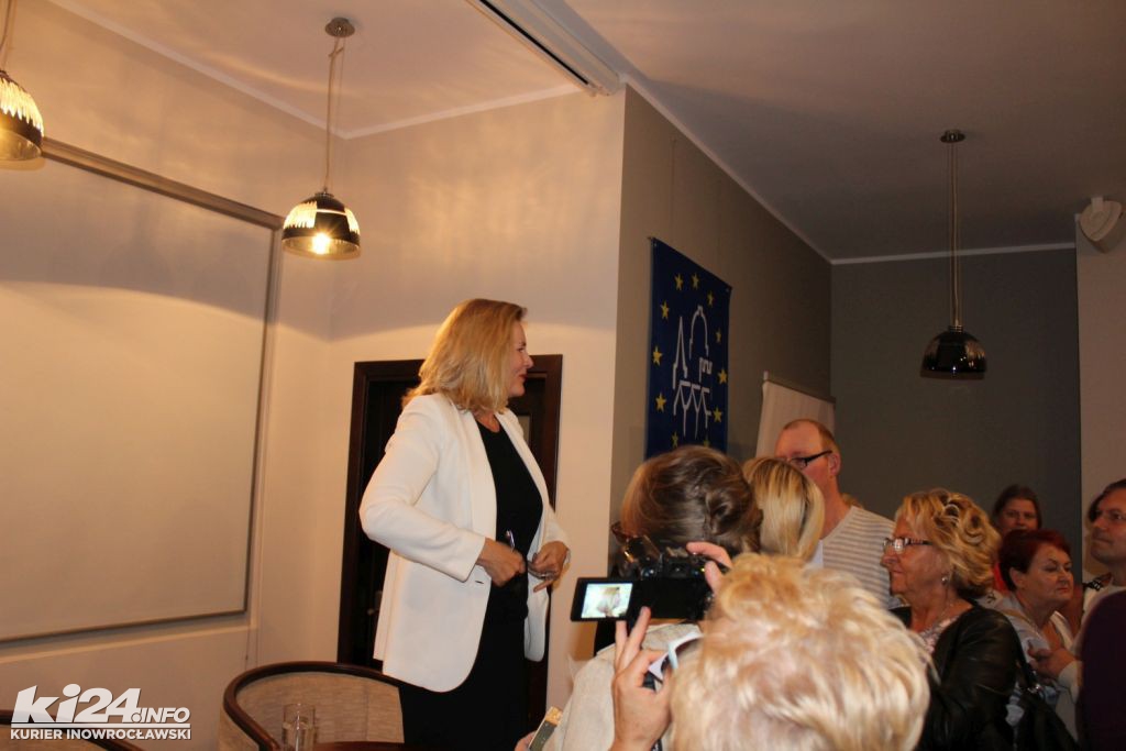 Grażyna Szapołowska w bibliotece