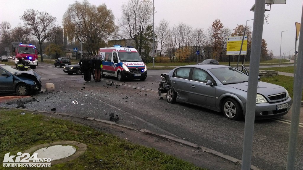 Potrójna kraksa na skrzyżowaniu Pileckiego i Orłowskiej