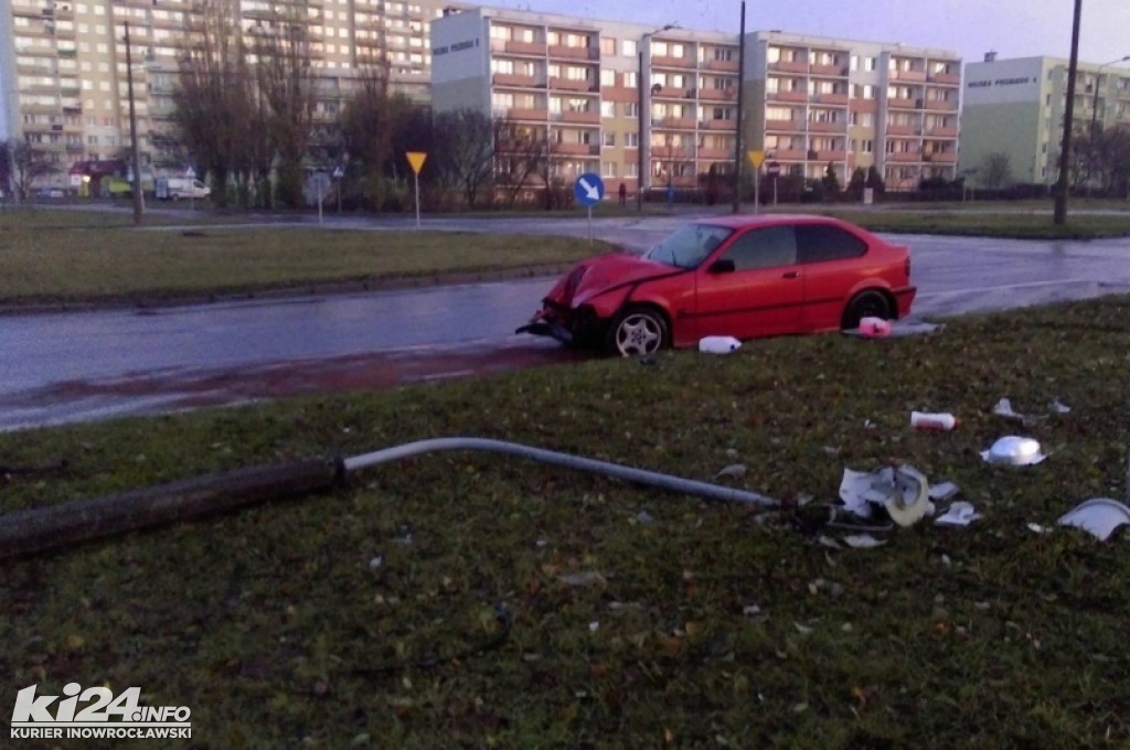 Nocny rajd BMW zakończony na lampie