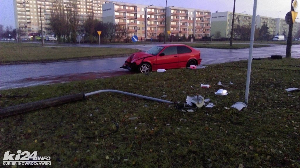 Nocny rajd BMW zakończony na lampie