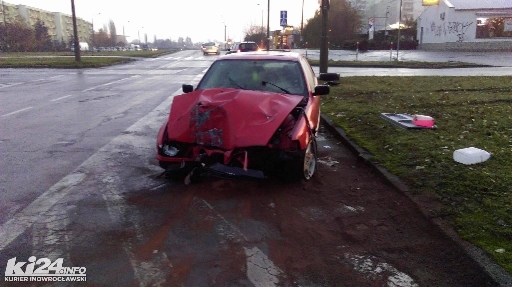 Nocny rajd BMW zakończony na lampie