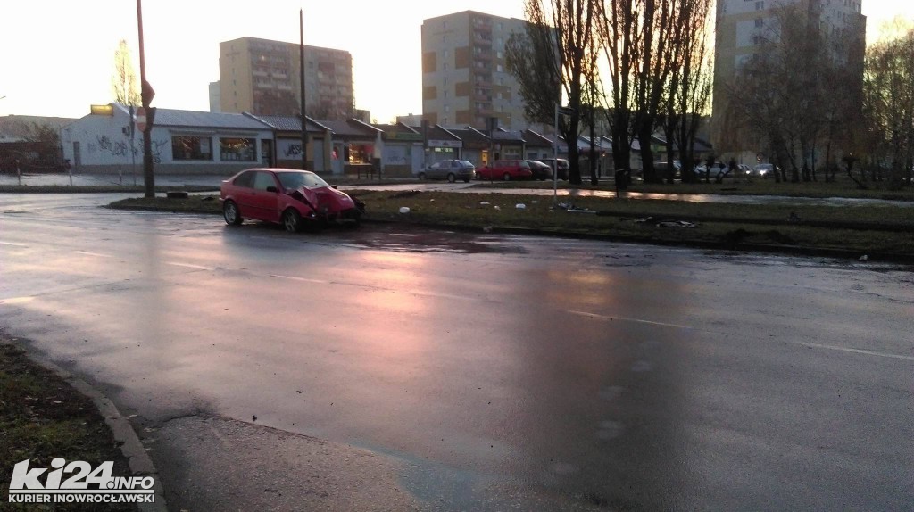 Nocny rajd BMW zakończony na lampie
