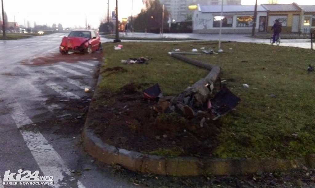 Nocny rajd BMW zakończony na lampie