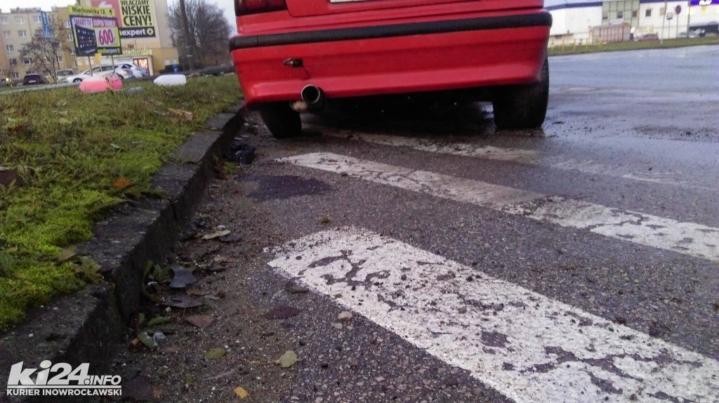 Nocny rajd BMW zakończony na lampie