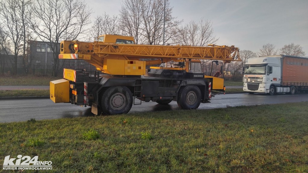 Osobówką wjechał w dźwig