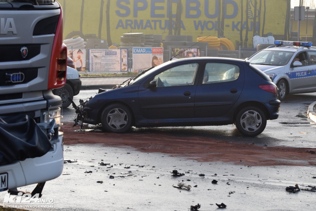Osobówką wjechał w dźwig