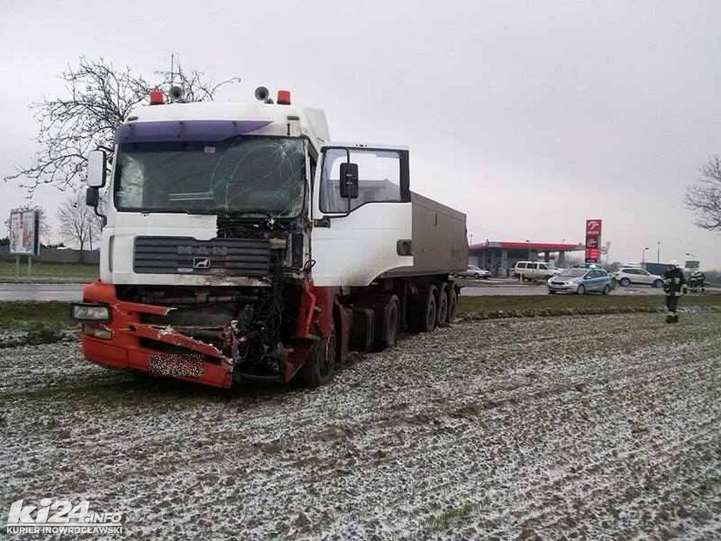 Pod Pakością zderzyły się dwie ciężarówki
