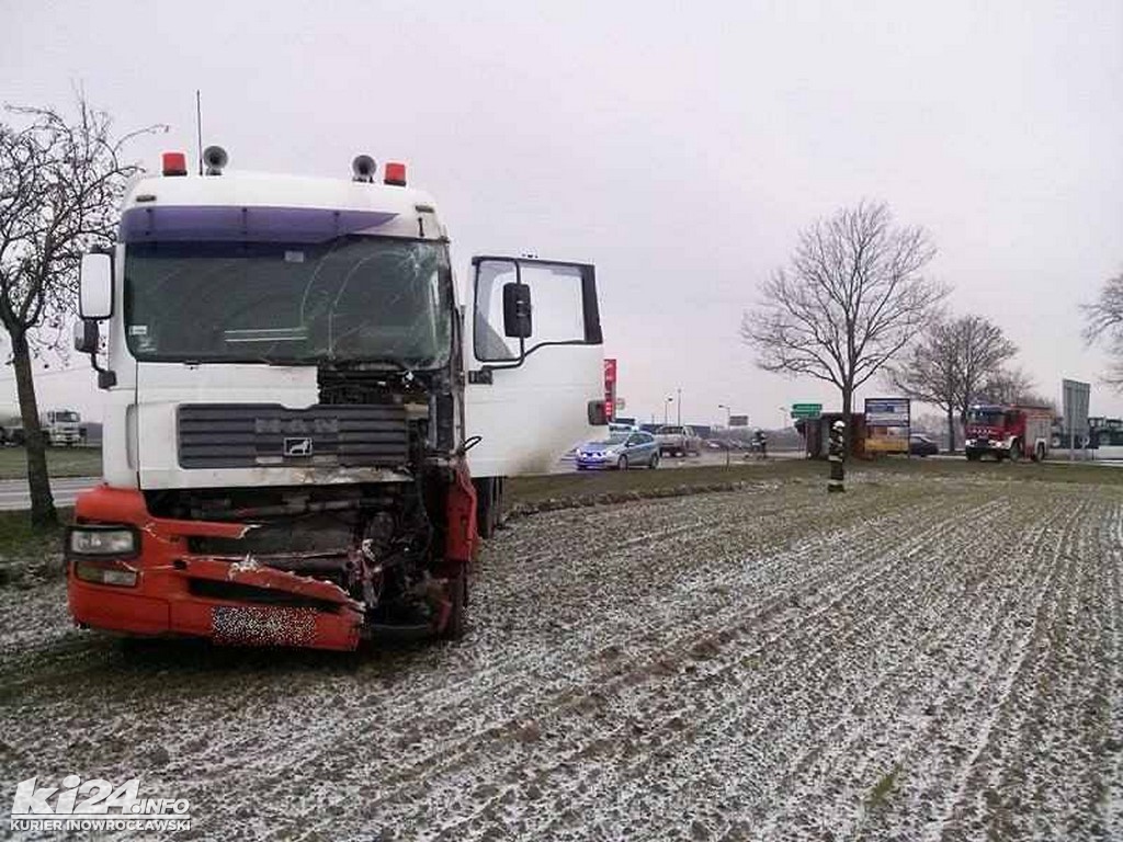 Pod Pakością zderzyły się dwie ciężarówki