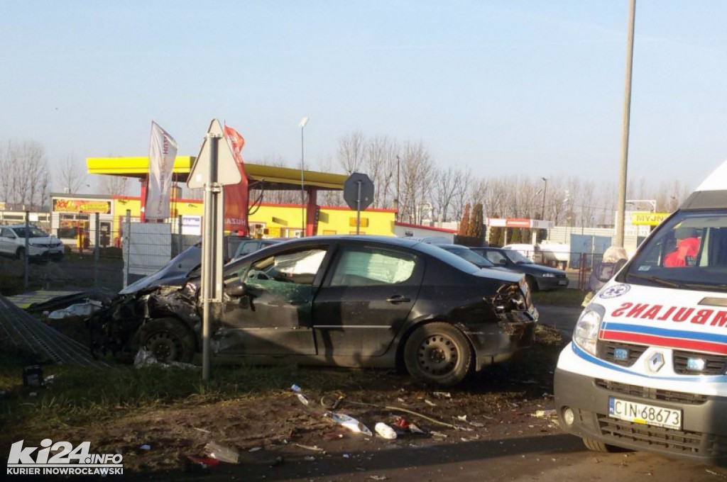 Peugeotem w śmieciarkę. Kraksa na Staropoznańskiej