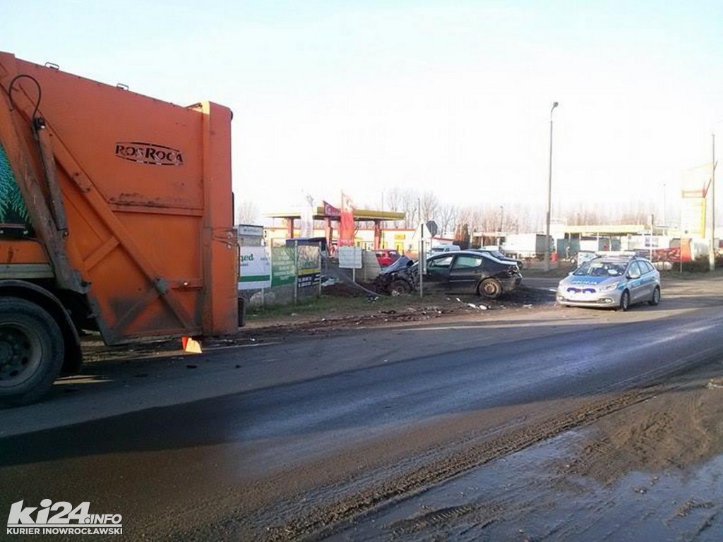 Peugeotem w śmieciarkę. Kraksa na Staropoznańskiej